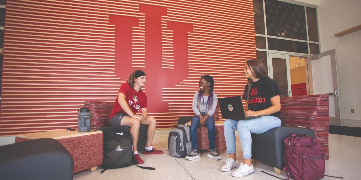 三个学生坐在美高梅体育官方app三叉戟前.